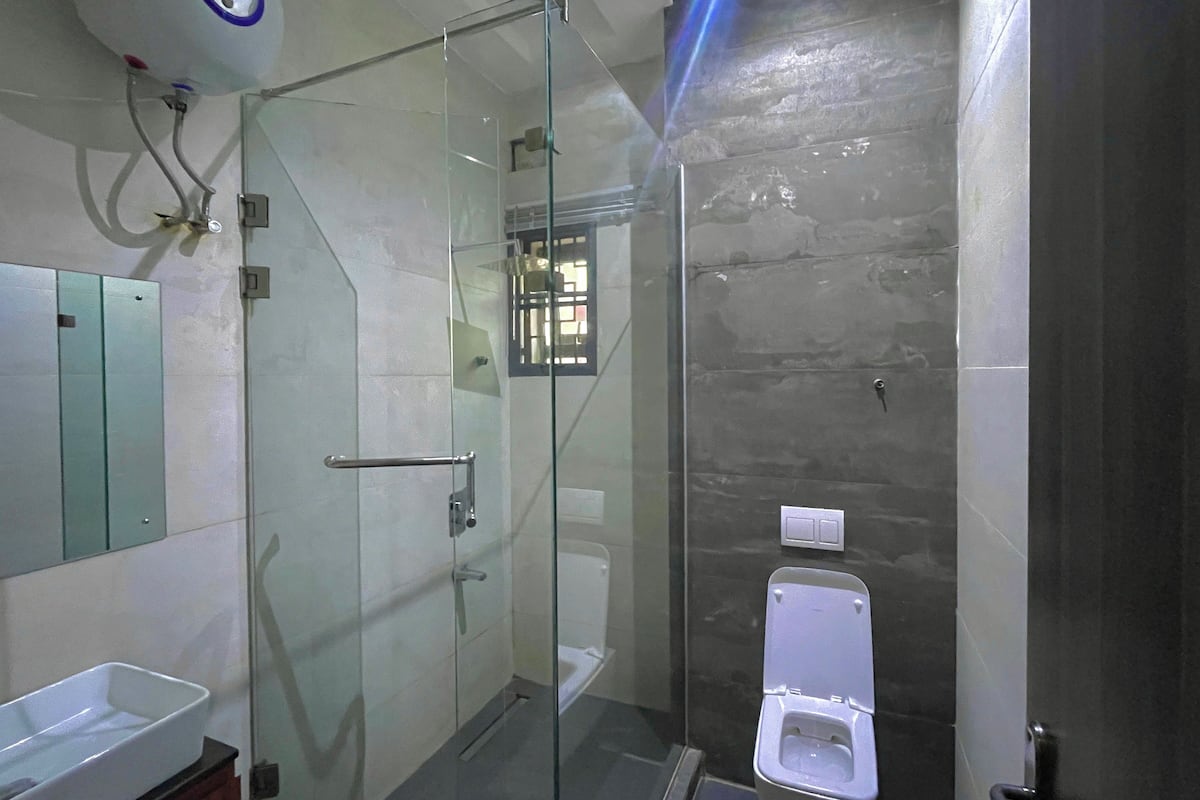Comfort-Apartment | Badezimmer | Dusche, Designer-Toilettenartikel, HandtĂŒcher, Seife
