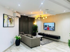 Apartament executiu | Sala d'estar | Televisor intel·ligent de 50 polzades amb canals per cable 