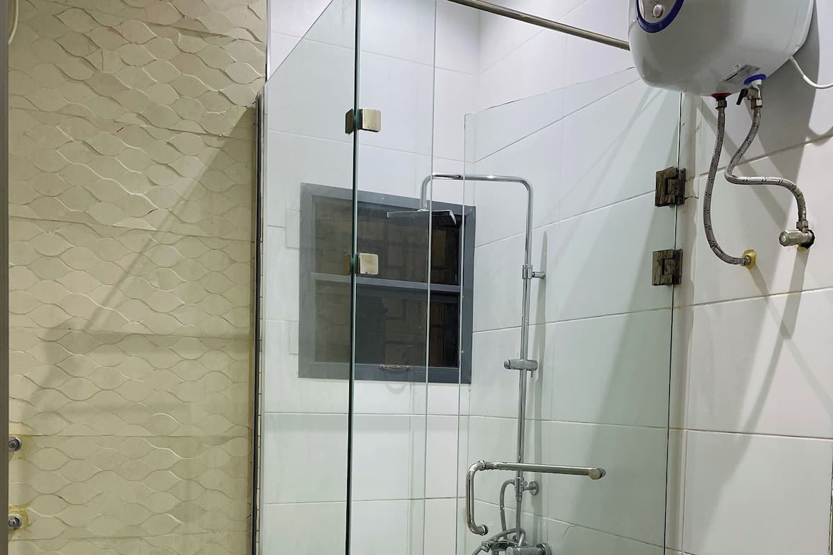 Dusche, Designer-Toilettenartikel, HandtĂŒcher, Seife