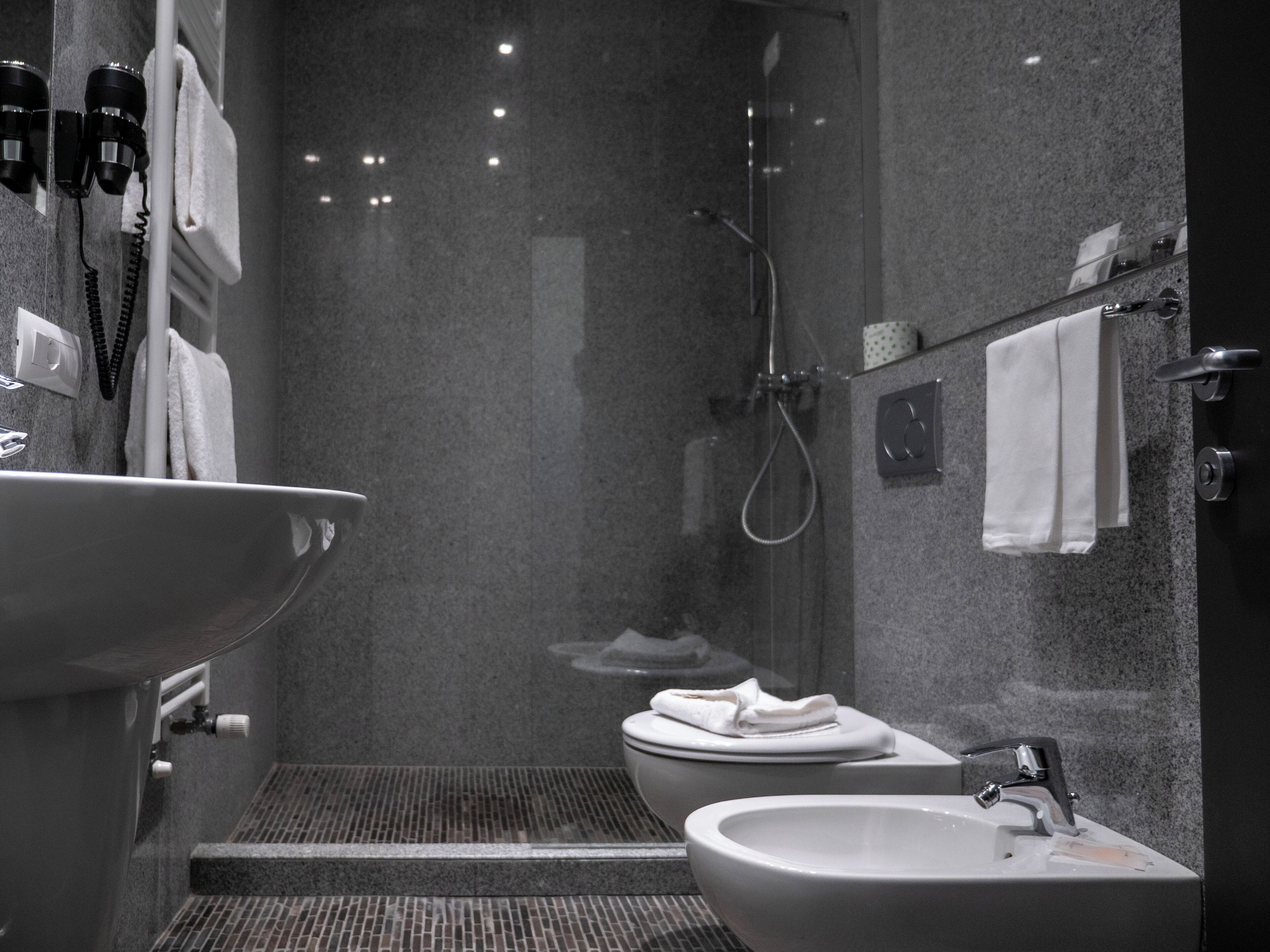 Artículos de tocador gratuitos, secador de pelo, bidet, toallas