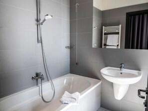 Deluxe Room | Bathroom