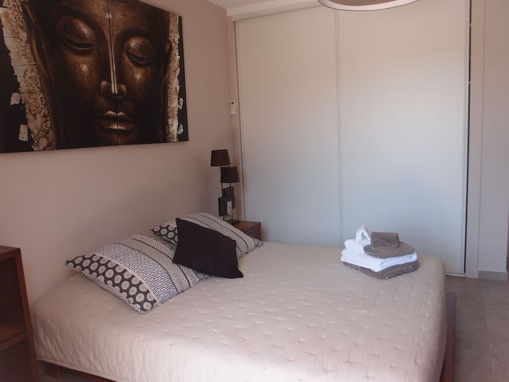 Spacious villa in town center, large swimming pool, Esterel view