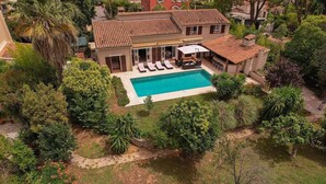 A two-story house with a swimming pool, surrounded by lush greenery. - Spacious villa in town center, large swimming pool, Esterel view (Mandelieu-la-Napoule)
