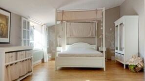 5 Schlafzimmer, Schreibtisch, Bügeleisen/Bügelbrett, Reisekinderbett