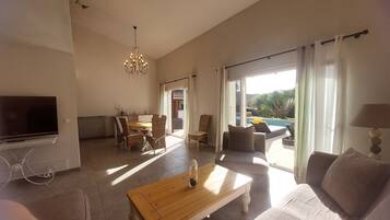 Smart TV, table tennis