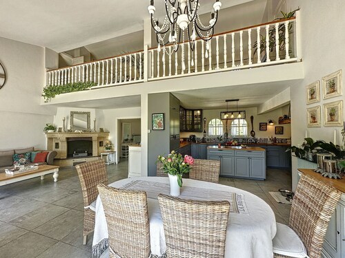 Spacious villa in town center, large swimming pool, Esterel view