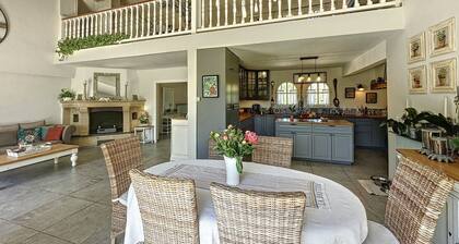 Spacious villa in town center, large swimming pool, Esterel view