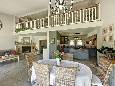 Spacious villa in town center, large swimming pool, Esterel view