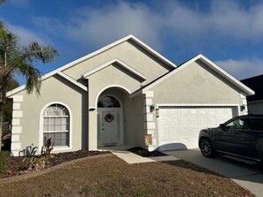 Exterior - Orlando villa/Disney parks/4 bedrooms/3 bathrooms/spa/swimming pool/sleeps 12 (Davenport)