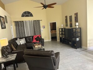 Smart TV - Orlando villa/Disney parks/4 bedrooms/3 bathrooms/spa/swimming pool/sleeps 12 (Davenport)