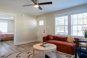 Smart TV - 2 BR King Bed Near Duke Hospital & Campus (Durham)