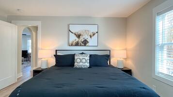 2 Schlafzimmer, Schreibtisch, Bügeleisen/Bügelbrett, Reisekinderbett