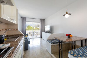 Refrigerador, microondas, tetera/pava eléctrica, tostadora
