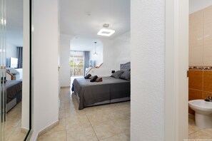 In-room safe, iron/ironing board, travel cot, free WiFi - Costa Adeje S.Maria Studio 2 minutes walking to the beach (Costa Adeje)