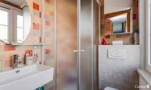 Shower, free toiletries, hair dryer, towels
