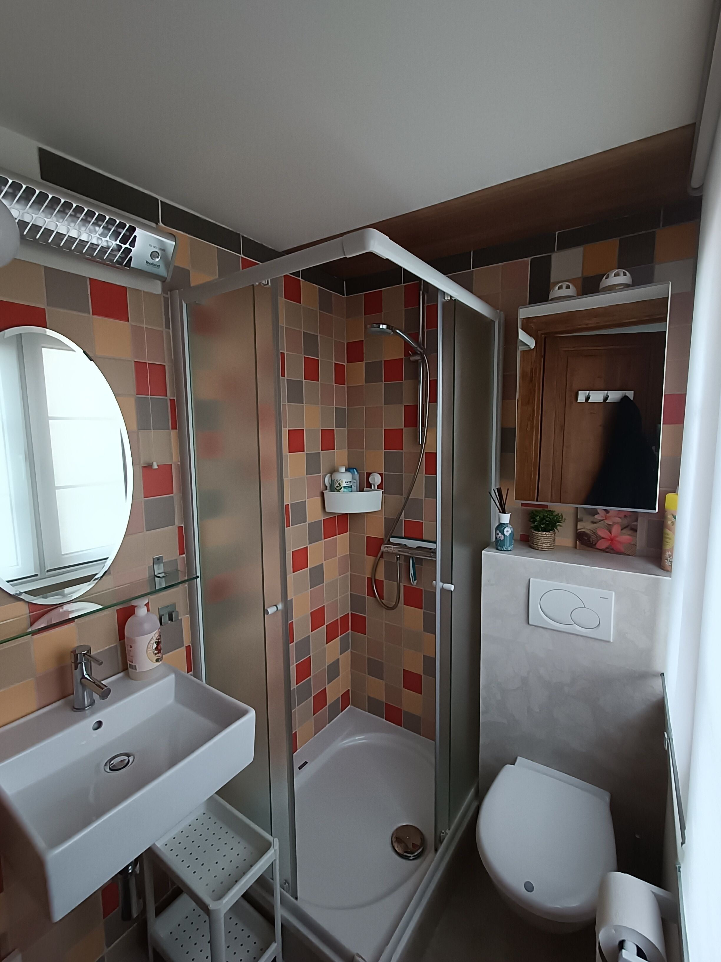 Shower, free toiletries, hair dryer, towels