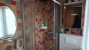 Shower, free toiletries, hair dryer, towels