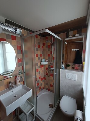 Shower, free toiletries, hair dryer, towels
