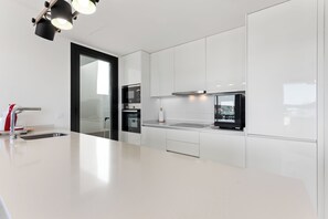 Frigorifero, microonde, forno, piano cottura