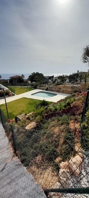 Property grounds - Pure South – Modern Elegance with Sea View (Manilva)