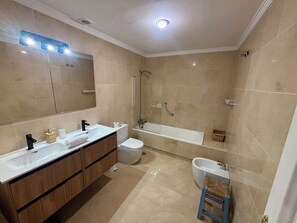 Hiustenkuivaaja, bidee, pyyhkeet