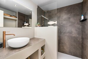 Haartrockner, Bidet, Handtücher