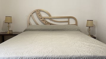 5 bedrooms, iron/ironing board, WiFi, bed sheets