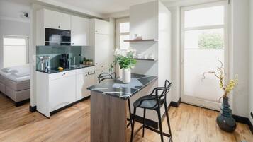 Fridge, microwave, dishwasher, coffee/tea maker