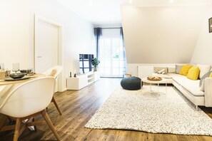 Televisor intel·ligent, llar de foc, llibres i oficines 