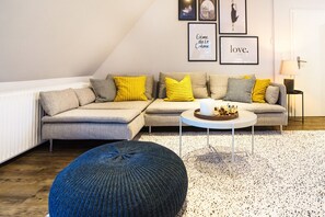 Smart-TV, peis, bøker og kontorer