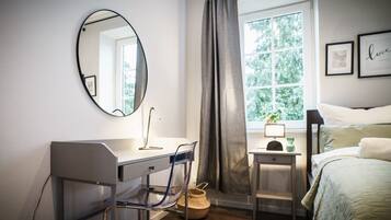 2 soverom, skrivebord, strykejern/-brett og wi-fi (inkludert)