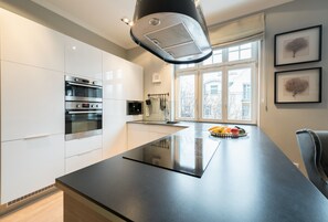 Deluxe-lejlighed | Privat køkken | Køleskab/fryser i fuld størrelse, ovn, kogeplade, opvaskemaskine