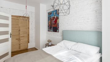 Lägenhet Design | 2 sovrum, skrivbord, mörkläggningsgardiner och strykjärn/strykbräda