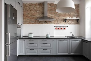 Leilighet – design | Eget kjøkken | Kjøleskap, ovn, kokeplater og oppvaskmaskin