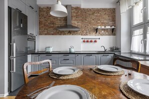 Design Apartment | Private kitchen | Fridge, oven, stovetop, dishwasher - Roxy by Q4Apartments (Gdynia)