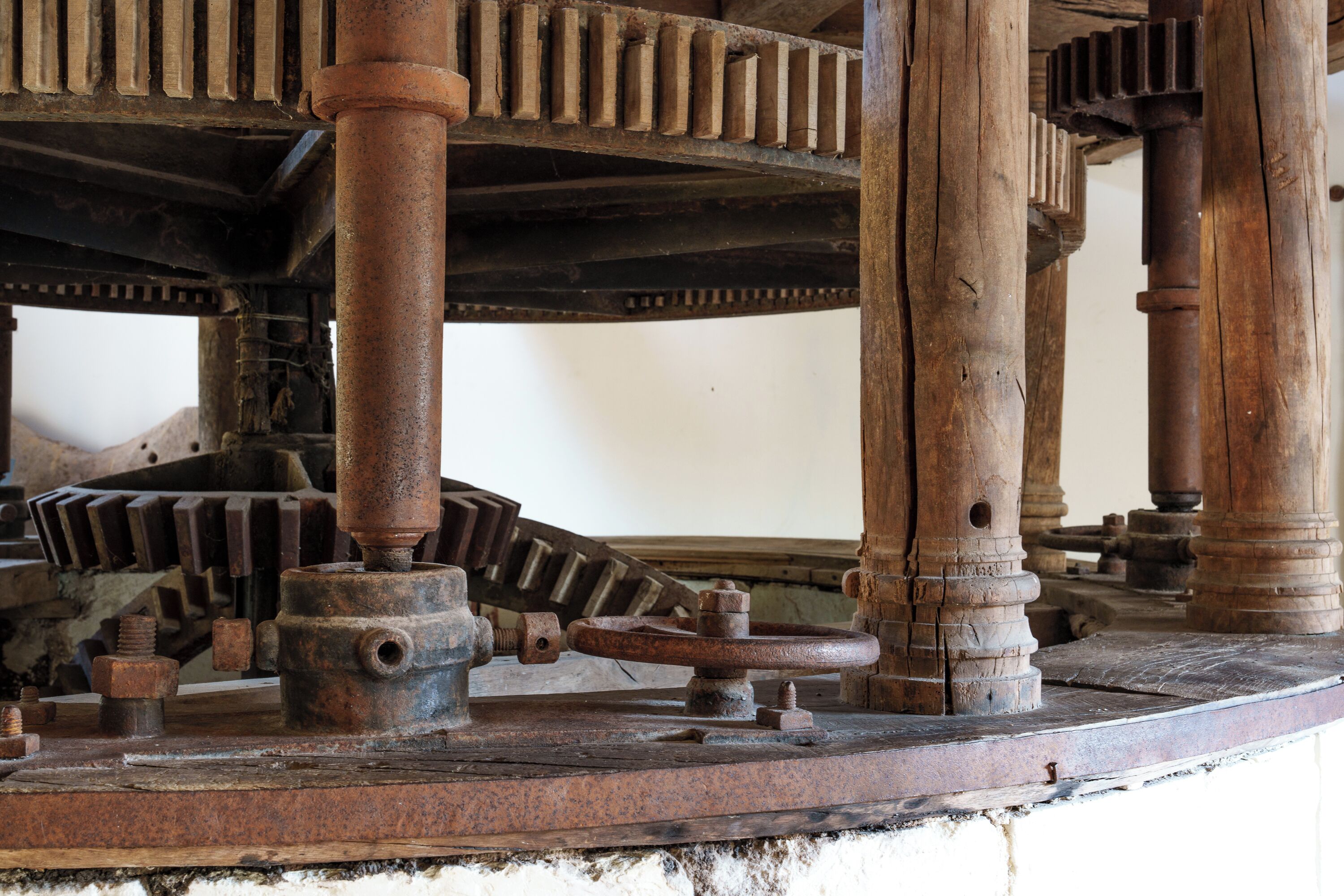 Un appareil mécanique doté d’engrenages et de pièces métalliques, qui fait probablement partie d’une machine industrielle ou d’une machine d’époque.