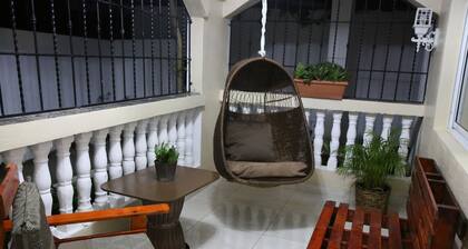 Casa de dos niveles de concepto abierto en Santo Domingo Este. .