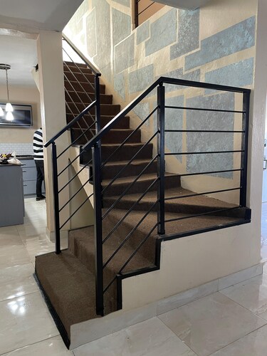 Casa de dos niveles de concepto abierto en Santo Domingo Este.              .