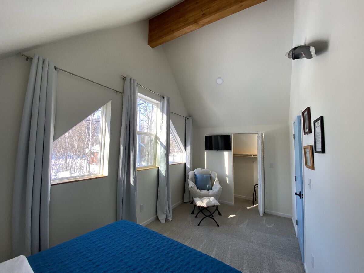 3 quartos, ferros/tábuas de passar roupa, berço de viagem