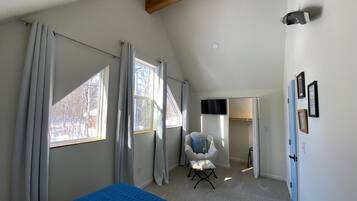 3 quartos, ferros/tábuas de passar roupa, berço de viagem