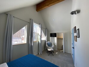 3 quartos, ferros/tábuas de passar roupa, berço de viagem