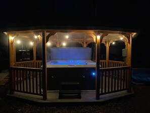 Outdoor spa tub - Talkeetna Bush Pilot House (Talkeetna)