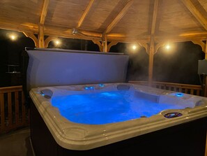 Outdoor spa tub - Talkeetna Denali House (Talkeetna)