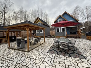 Outdoor dining - Talkeetna Denali House (Talkeetna)