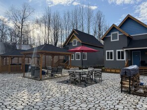 Outdoor dining - Talkeetna Denali House (Talkeetna)
