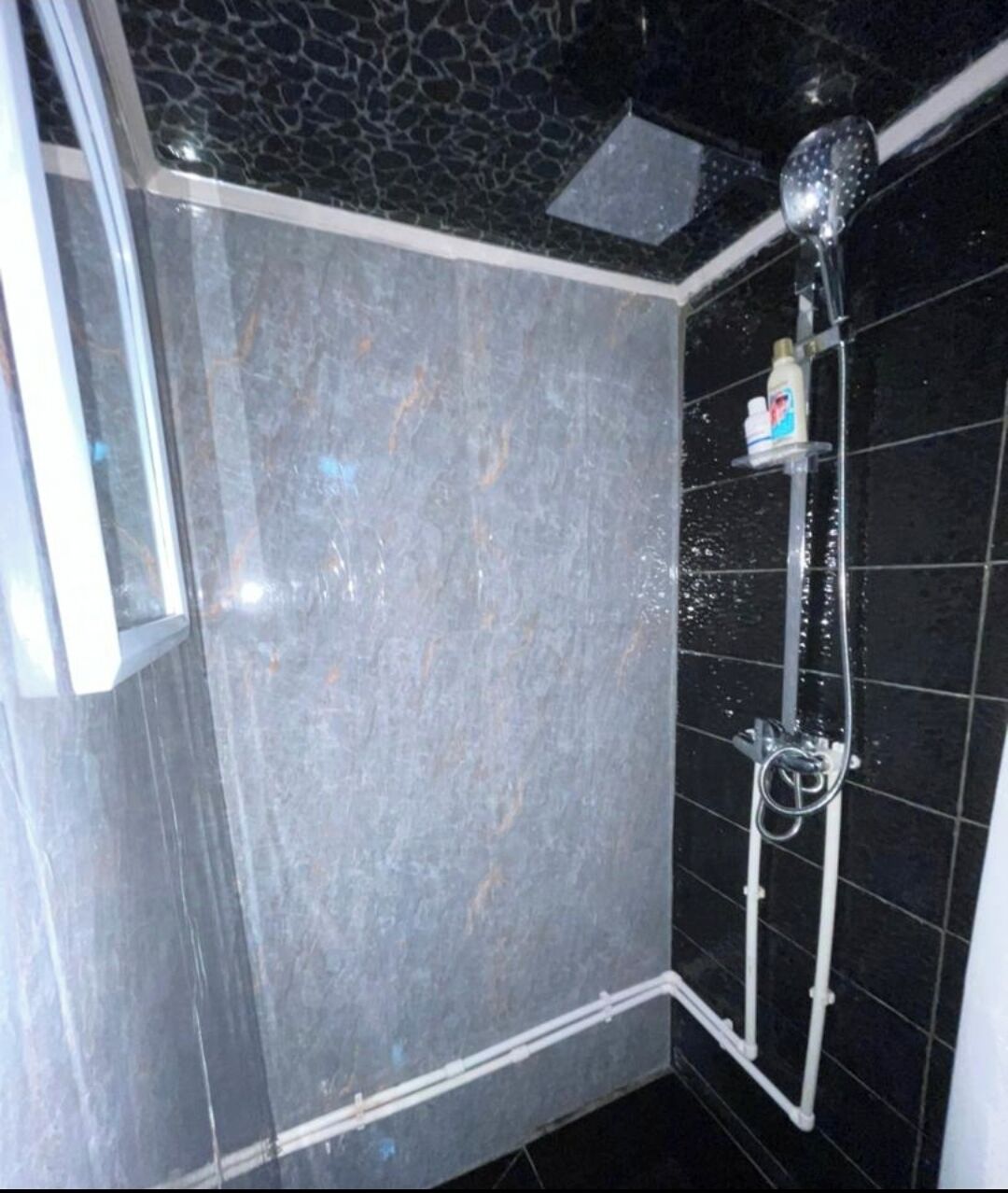 Dutxa, assecador de cabells, tovalloles i sabó 