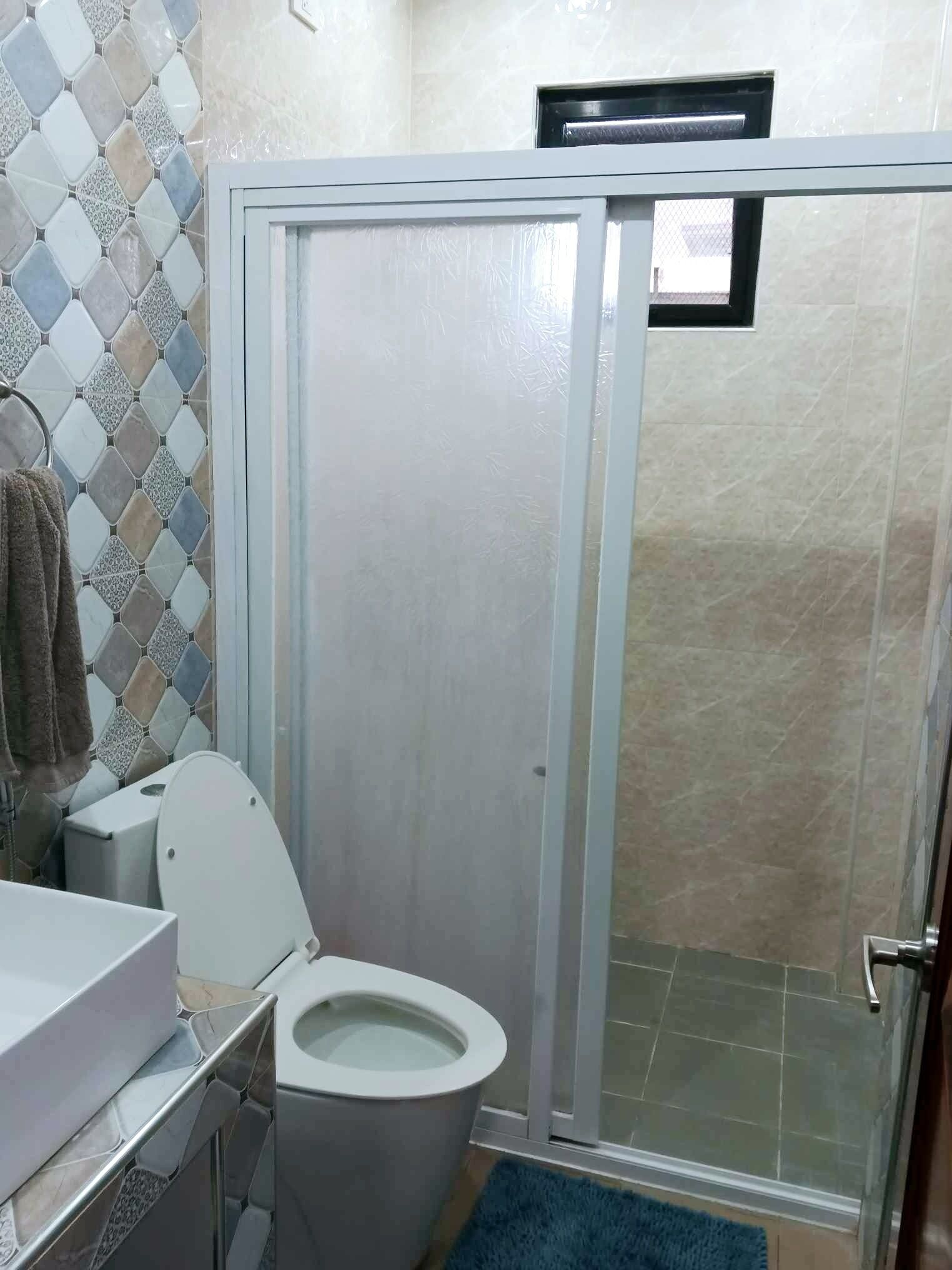 Casa | Baño | Regadera y toallas 