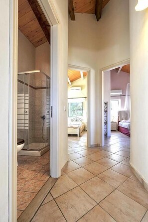 Een douche, een haardroger, handdoeken