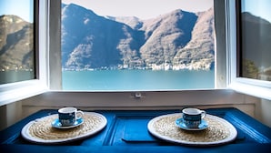 A view from a window with two cups on a blue bench. - Le Titino (Nesso)