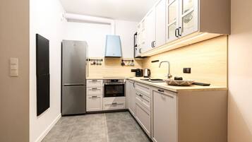 Kühlschrank, Mikrowelle, Ofen, Herdplatte